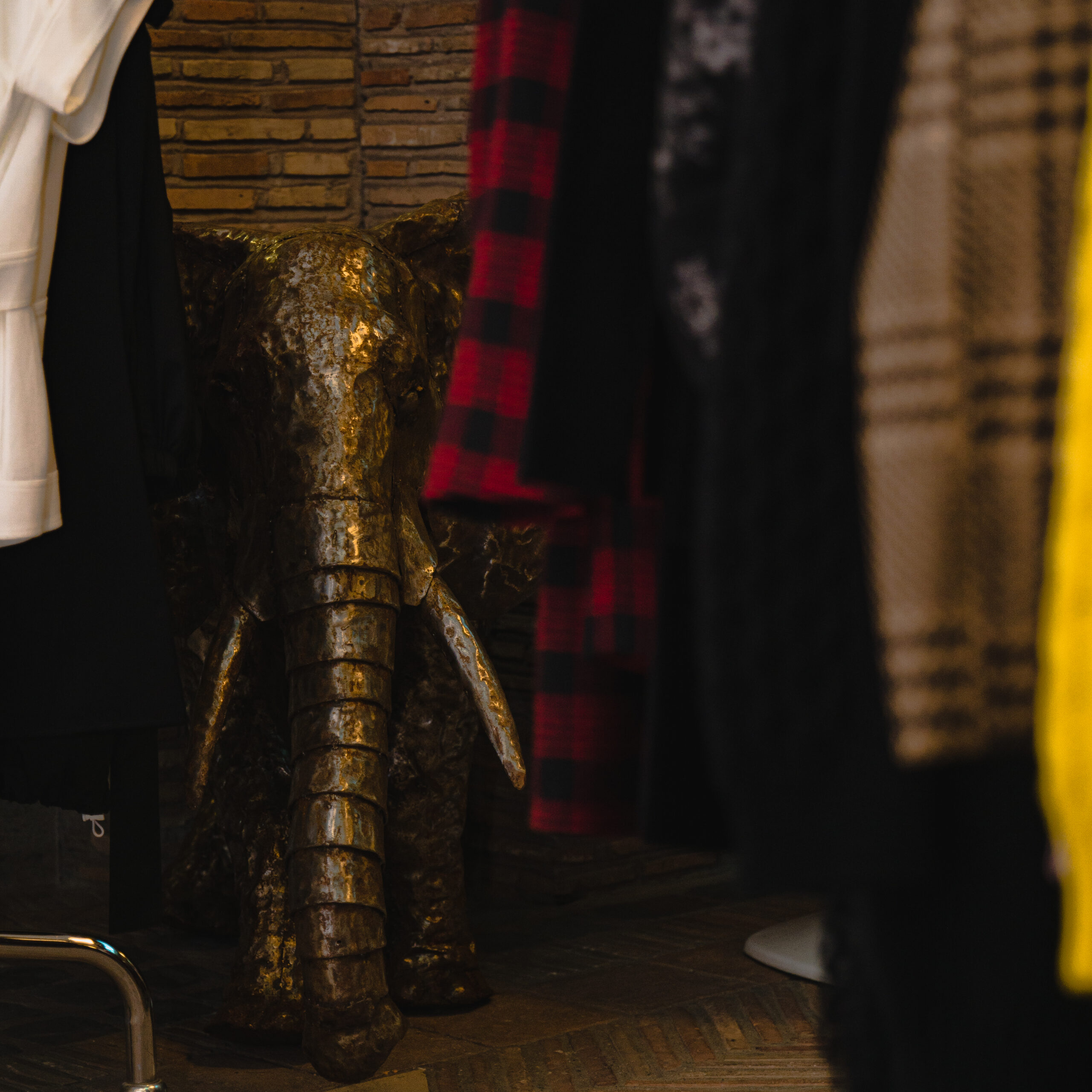 Dettaglio di elefante tra i vestiti dell'esposizione arte e moda delle sculture di Moses Ochieng a Milano con Jammy Dude